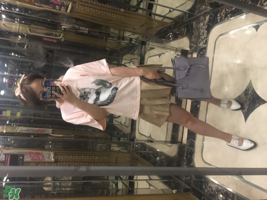 ��ɫ��װ�Ļ�ױƷ ��ɫƿ�ӵĻ���Ʒ